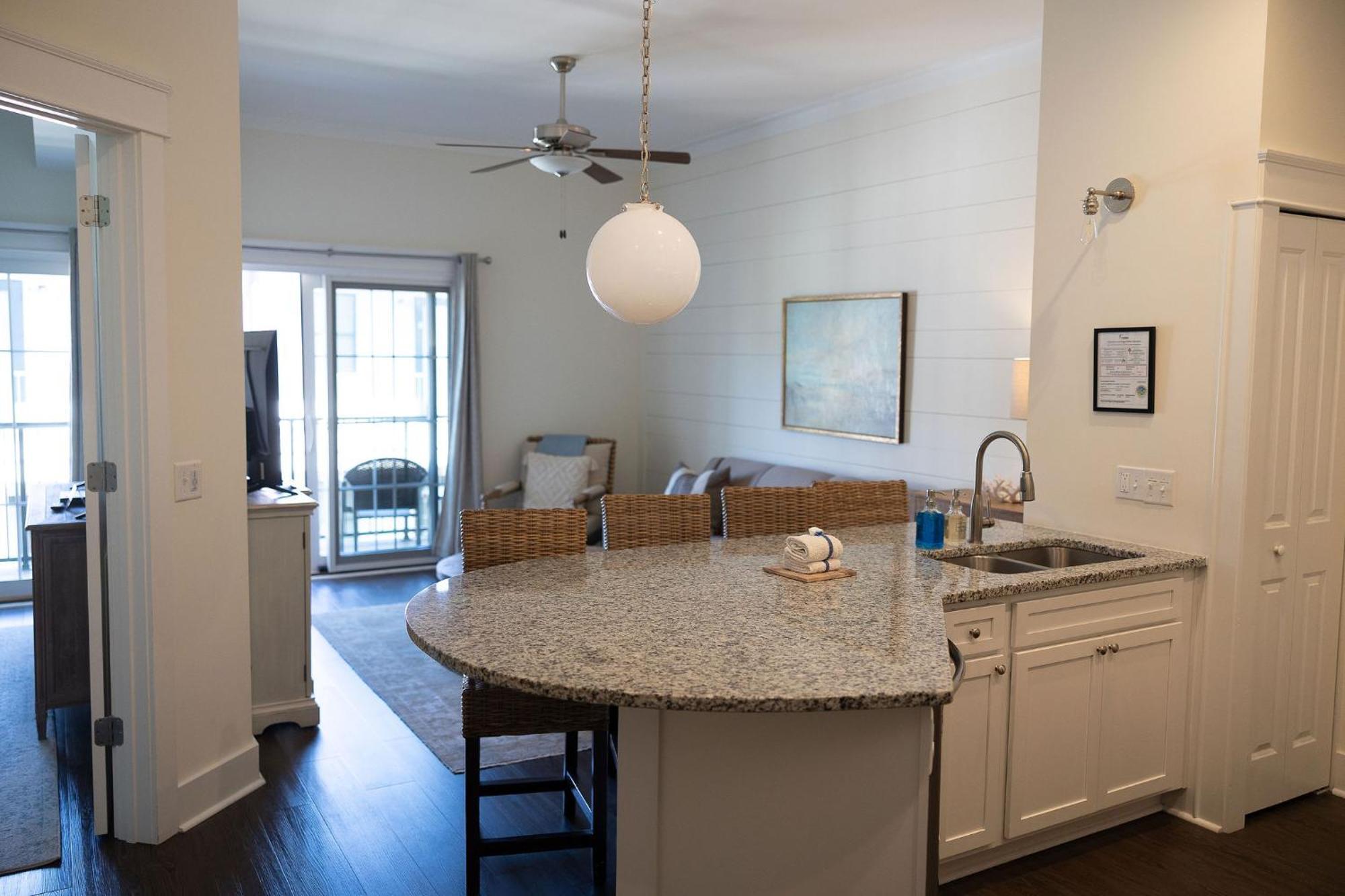 The Peachy Palm Luxurious Island Retreat Near The & Everything! Apartment *